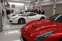 こちらは「ニコル・コンペティツィオーネ フェラーリ 横浜サービスセンター」の作業スペース。4基のワークベイを完備する。
    