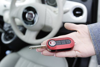 随所に遊び心が盛り込まれる新型「フィアット500」。キーカバーは9種類のオプションがあり、“着せ替え”を楽しめる。3個ずつのセット販売で8400円也（写真はメタリックレッド）。