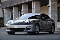 全長約5m、全幅約1.9mと大きい割に全高が低く、独特な存在感を放つ。