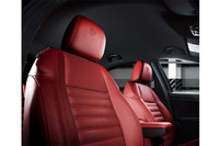 シートはレッドのレザーとなる。標準型の「ジュリエッタ クアドリフォリオ ヴェルデ」でも選択が可能。