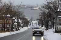 函館港を臨む八幡坂を登る。早朝の函館市内は一部の路面が凍結しており、横滑り防止装置やABSが作動する場面が何度かあった。
    