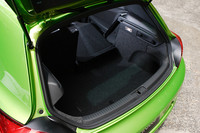 外観から想像するよりは使える荷室。後席を倒すことで長尺物の積載も可能。ただし、ラゲッジスペースの間口が高い位置にあるので、重量物を一度持ち上げてから積む必要があるのはツライ。
