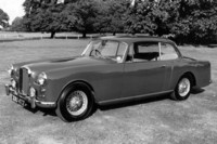 「アルヴィスTD21」
1967年まで乗用車を生産していたアルヴィス社の高級スポーツカーで、3リッター直6エンジンを搭載する。2ドアサルーンとドロップヘッドクーペがあった。
