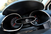 複数の円で形作られる計器盤。速度計はデジタル表示となっている。