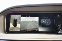 「S300hエクスクルーシブ」には車両周辺の状況が直感的に把握できる360度カメラシステムが標準で装備される。