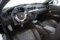 ステアリングホイールに備わるドライブモード選択システム「GTマネッティーノ」では、雪道走行用の「ICE-SNOW」、ウエット路面走行用の「WET」、ドライ路面走行用の「COMFORT」と「SPORT」、システム解除の「ESC OFF」の5つのモードを備える。