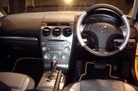 
	2.3リッターモデルのインパネ。レバーの前後でシフトできる「アクティブマチック」が備わる。手前がシフトアップ、奥に倒すとシフトダウンだ。
	 