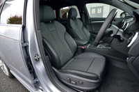 フロントのスポーツシートは、4ウェイのランバーサポートを装備。オプションでシートヒーターも用意される。