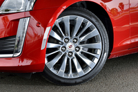 装着されるタイヤのサイズは245/45R18。フロントにはブレンボ製のブレーキが使用される。
    