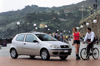 ダミーグリルが装着された2代目の後期型「フィアット・プント」。