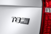 新型「XC90」の目玉のひとつに、新しいプラグインハイブリッド車がある。グレード名は「T8」。その横には「TWIN ENGINE」と記される。
    