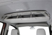 頭上に備え付けられる、3連式のオーバーヘッドコンソールボックス。