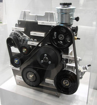 この展示に装着されているオルタネーター、エアコンコンプレッサー、ウォーターポンプなどのプーリーはすべてフェノール樹脂製。金属製と比べ軽量で耐熱・耐久性も問題なく、リサイクル性の高さを誇るという。「住友ベークライト」のブースにて。