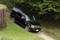 【スペック】ディスカバリー4 HSE：全長×全幅×全高＝4850×1920×1890mm／ホイールベース＝2885mm／車重＝2580kg／駆動方式＝4WD／5リッターV8DOHC32バルブ（375ps/6500rpm、52.0kgm/3500rpm）／価格＝794万円