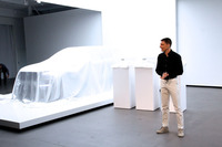 ベールをかぶったコンセプトカー「40.1」と、プレゼンテーションを始めるトーマス・インゲンラート氏。