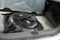 スペアタイアのスペースに収まったガスタンク。実測で約350km走行可能。