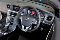 インテリアはよりスポーティーな雰囲気に。ステアリングホイールは本革とヌバックのコンビネーションとされる。