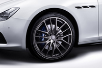 「ギブリ スカテナート」には、ガンメタリックカラーの21インチ鍛造アルミホイールと、ブルーのブレーキキャリパーが備わる。