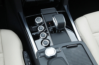 トランスミッションは7段ATの「AMGスポーツシフトMCT」。シフトレバーの横には、ATの変速制御やESP、ダンパーのモード切り替えスイッチが並ぶ。