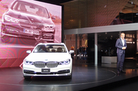 
	この日は、BMWグループのデザイン本部長エイドリアン・ファン・ホーイドンク氏も登壇。新型「BMW 7シリーズ」のデザインについて説明した。
	