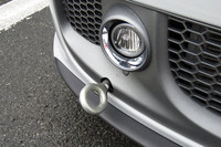 サーキットを走るため、万が一に備えてフロントにはけん引フックを装備。これのお世話になる事態だけは避けたい。