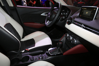 「CX-3」の車格は「デミオ」の上に位置する。インテリアは素材表現にこだわった。また、乗り心地や静粛性にも配慮されており、1クラス上の「アクセラ」クラスの基準が適用されているという。