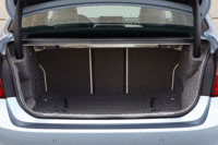 荷室下にバッテリーを搭載しながらも、荷室容量は通常時で390リッターを確保。写真の40：20：40分割可倒式リアシートはオプション。（写真をクリックするとリアシートの倒れるさまが見られます）