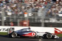 冬のテストでは絶望的に遅かったマクラーレン「MP4-26」は、持ち前の潤沢なリソースにより最後の1、2週間で問題を克服、開幕戦ではレッドブルに次ぐ速さを披露した。ハミルトン（写真）は予選2位、レースでも2位、ジェンソン・バトンは、前を行くフェリッペ・マッサをコースオフしながら抜いたとしてドライブスルーペナルティを受けるも、6位でフィニッシュした。（Photo=McLaren）
