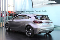 横基調のテールランプなど、「コンセプトAクラス」のリアビューは最新の“メルセデス・ベンツ調”。