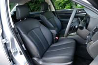 「B4 2.0GT DIT」には専用のスポーティークロスのファブリックシートが標準装備となるが、テスト車にはオプションの本革シートが装着されていた。どちらにも、専用のブルーステッチが施される。