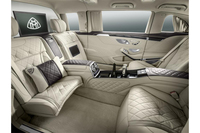 進行方向に対して逆向き配置となる中間の2座（左）は折りたたむことができる。