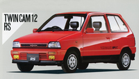 1986年「アルト ツインカム12RS」。エアロパーツを装着するなど、内外装ともにグッとスポーティーに仕立てられた。同時にマイナーチェンジした「アルトターボSX」もほぼ同様の内外装を持ち、エンジンもパワーアップ。ツインカム、ターボともにFFとパートタイム4WDが用意された。
    