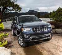 フロント各部の意匠が変更された4代目「グランドチェロキー」。写真に見られるバイキセノンヘッドランプ（テスト車「リミテッド」ではオプション）は、「クライスラー300」に似た形状に。