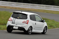 【スペック】トゥインゴ ゴルディーニ ルノースポール：全長×全幅×全高＝3700×1690×1460mm／ホイールベース＝2365mm／車重＝1090kg／駆動方式＝FF／1.6リッター直4DOHC16バルブ（134ps/6750rpm、16.3kgm/4400rpm）／価格＝245万円（テスト車＝同じ）