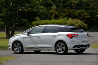 ハッチバックともステーションワゴンとも異なる、ユニークなスタイリングが「DS 5」の特徴である。