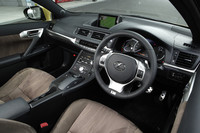 ドライバーを取り囲むレイアウトにより、スポーティさが演出されたコクピット。写真は「F SPORT」。
