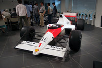 こちらもショールームに置かれる1台、F1マシンの「マクラーレンホンダMP4/5」。アイルトン・セナがドライブした実車そのものだ。