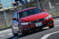 テスト車には「アダプティブLEDヘッドライト」（16万5000円）が装着されている。LEDヘッドライトのオプションは「3シリーズセダン」には用意されない。
    