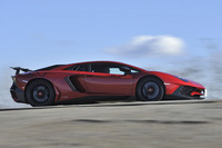 標準型とは異なり、「SV」には磁性流体を封入したアダプティブダンパーが採用されている。またギア比を可変調整するステアリングが新たに用いられている。