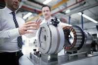 「e-tron 3.0 TDIクワトロ」に搭載される走行用モーター。128ps（94kW）の最高出力と35.7kgm（350Nm）の最大トルクを発生する。