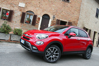 イタリア仕様のカラーは全部で12色。「ロッソ・アモーレ」「ロッソ・パッシオーネ」「ビアンコ・ジェラート」「ネロ・チネマ」など名称もイタリアンムード全開。14年前まで筆者が住んでいた家の前で。