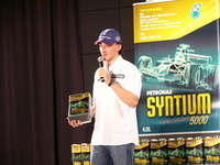 マレーシアのオイルメーカー「ペトロナス」は、オートサロン会場で新製品を発表。