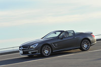 ヘッドレストから温風が吹き出す「エアスカーフ」と「電動ドラフトストップ」のおかげで室内はほぼ無風に保たれる。