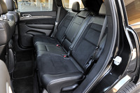 リアシートもフロントと足並みをそろえたコンビシートとなる。乗車定員は5人。リアにもシートヒーターが標準で備わる。