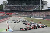 スタートでトップを守るポールシッターのハミルトン。マッサが追いかけるが、両車の差は広がるばかり。18周でハミルトンがピットインするまでに11秒のギャップが築かれた。（写真＝Mercedes Benz）