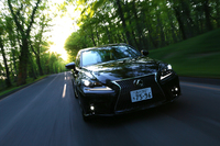 最強グレードの「IS350“Fスポーツ”」。「レクサスGS」にも採用されたLDH（レクサス・ダイナミック・ハンドリングシステム）が標準で備わる。