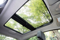 欧州ではオプション扱いの、大きなサンルーフ。手動のシェードが付く。