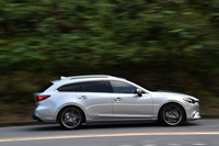 2.2リッターディーゼルエンジンは、マイナーチェンジを機に、燃料噴射の制御がより緻密に。アクセル操作に対する反応が遅れがちだった軽負荷領域でのレスポンスが改善された。