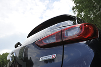 テールゲートに施された「SKYACTIV-D」のバッジ。「CX-3」には3種類のグレードが用意されるが、エンジンはいずれも1.5リッターディーゼルターボとなっている。
    