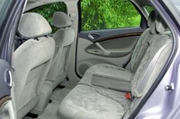 エクスクルーシブの後部座席。シート地は2、3リッターともベロアが標準（パターンは異なる）。後者は、革内装も選択可。